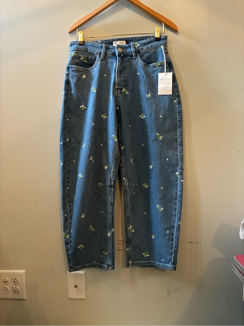 Free Assembly High Waisted  Blue Embroidered Floral Barrel Jeans Pants Cropped 4